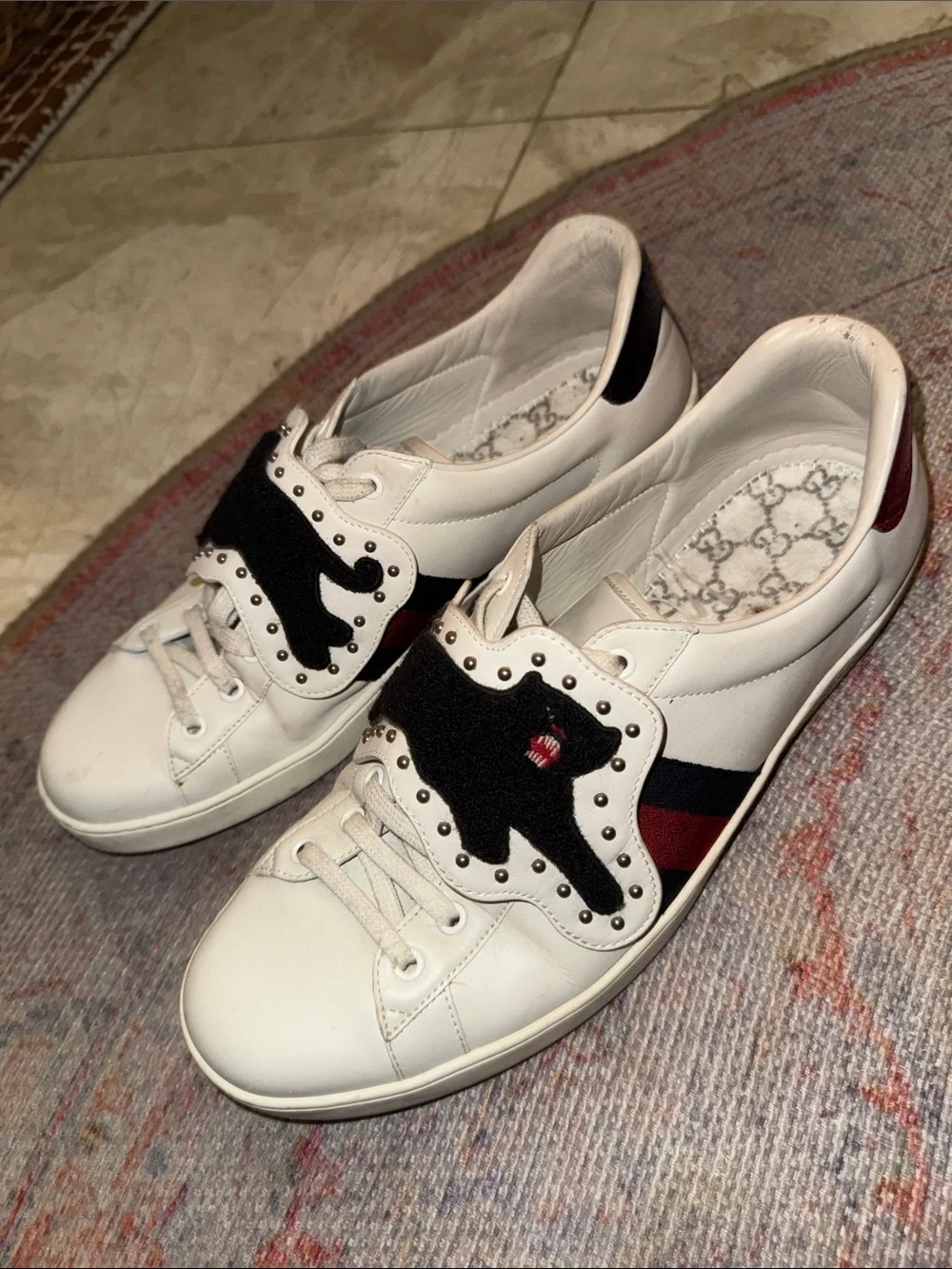 Gucci White Leather Sneakers with Black Appliqué and Red-Green Web